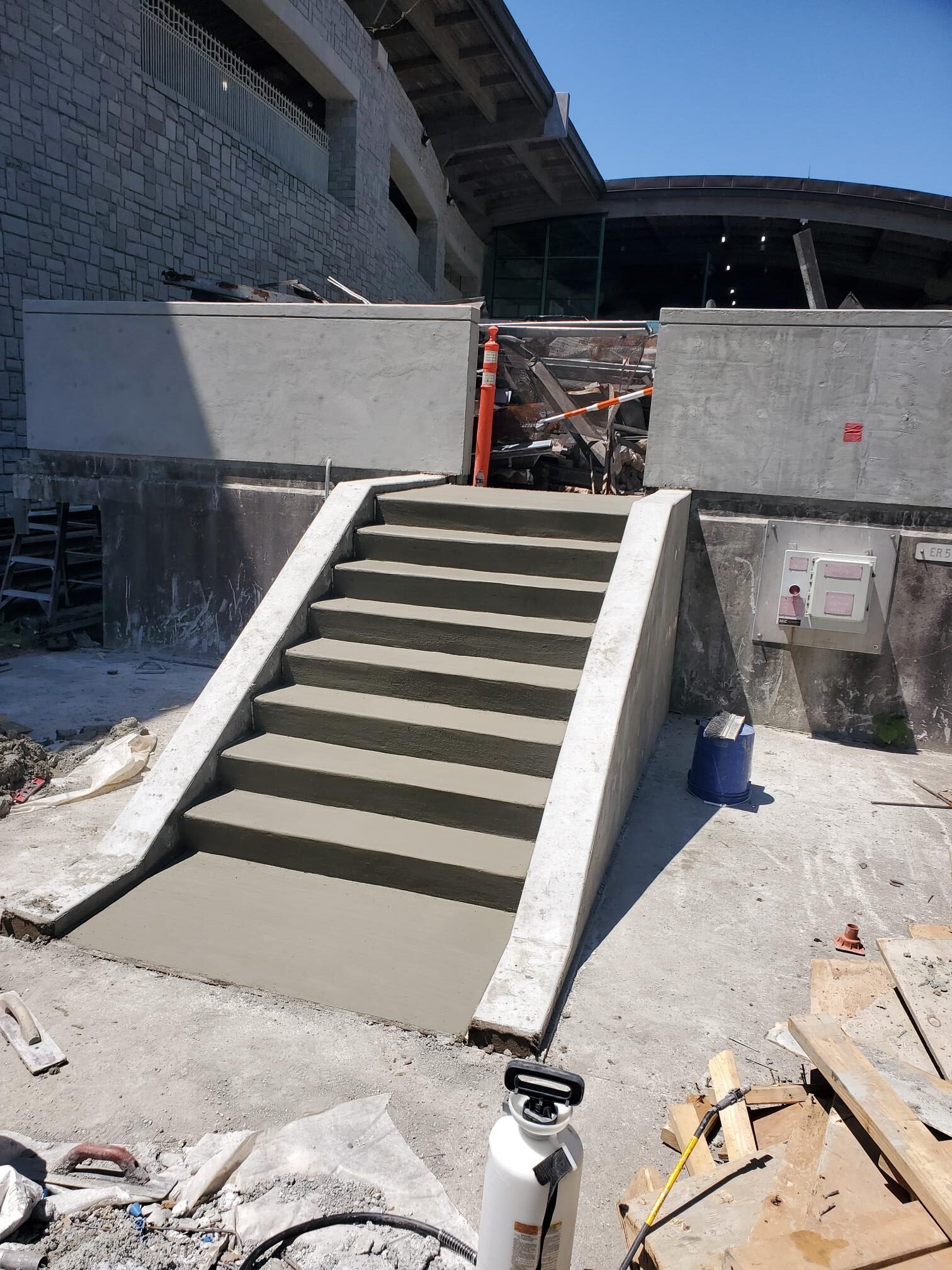 5 - CIP Walls & Stairs - Marta End of Platform